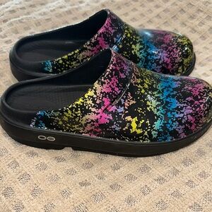 OOFOS Black and Pink Slippers Comfortable Artistic Design-Women’s Size 8